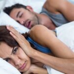 ¿Por qué mi pareja ronca mucho? Causas, soluciones y cuándo preocuparse