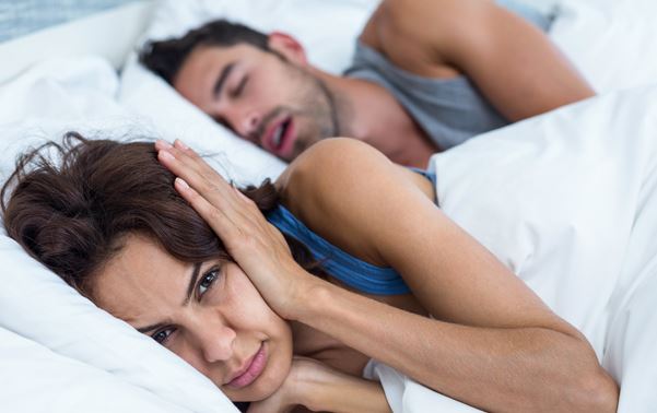 ¿Por qué mi pareja ronca mucho?