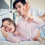 ¿Por qué mi pareja apaga la luz cuando tenemos relaciones? Causas y qué significa
