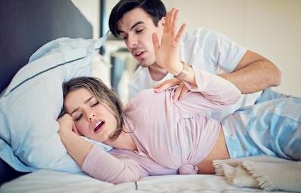¿Por qué mi pareja apaga la luz cuando tenemos relaciones?
