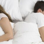 ¿Por qué mi pareja me da la espalda al dormir? Lo que realmente puede significar