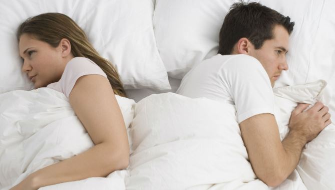 ¿Por qué mi pareja me da la espalda al dormir?